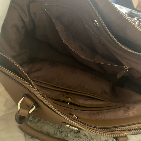 Very good condition slightly used Tory Birch bag with dust cover. - Picture 2 of 4